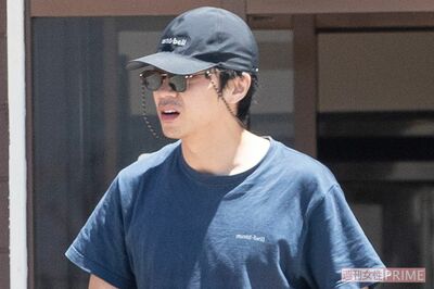 ラーメン店をあとにする東出昌大（2020年5月）