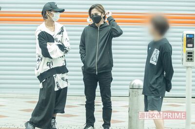 朝7時、合コンを終えて外に出てきた堂本光一と上田竜也（2022年）