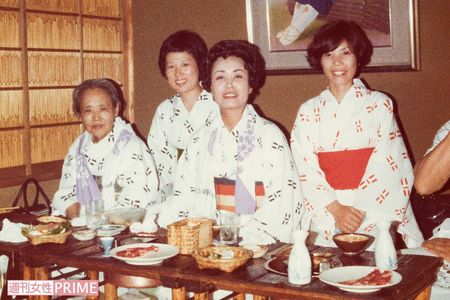 昭和53年、京都の料理店「北斎」にて。（左から）母・喜美枝さん、網中さん、ひばりさん、尾松さん