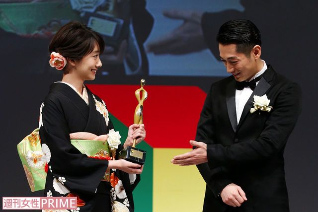 朝ドラ『あさが来た』の主演・波瑠と並んで　撮影／『週刊女性』写真班