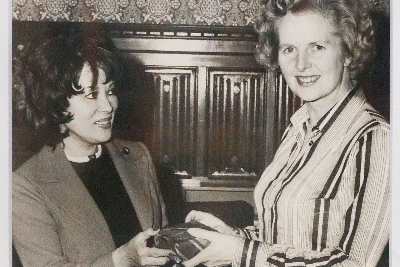 昭和44年からワイドショー『3時のあなた』の司会を5年間担当。中東の戦地やマーガレット・サッチャー英国首相らを取材し、ジャーナリストとして活躍。同49年、参議院選に出馬し当選。18年間、議員を務めた