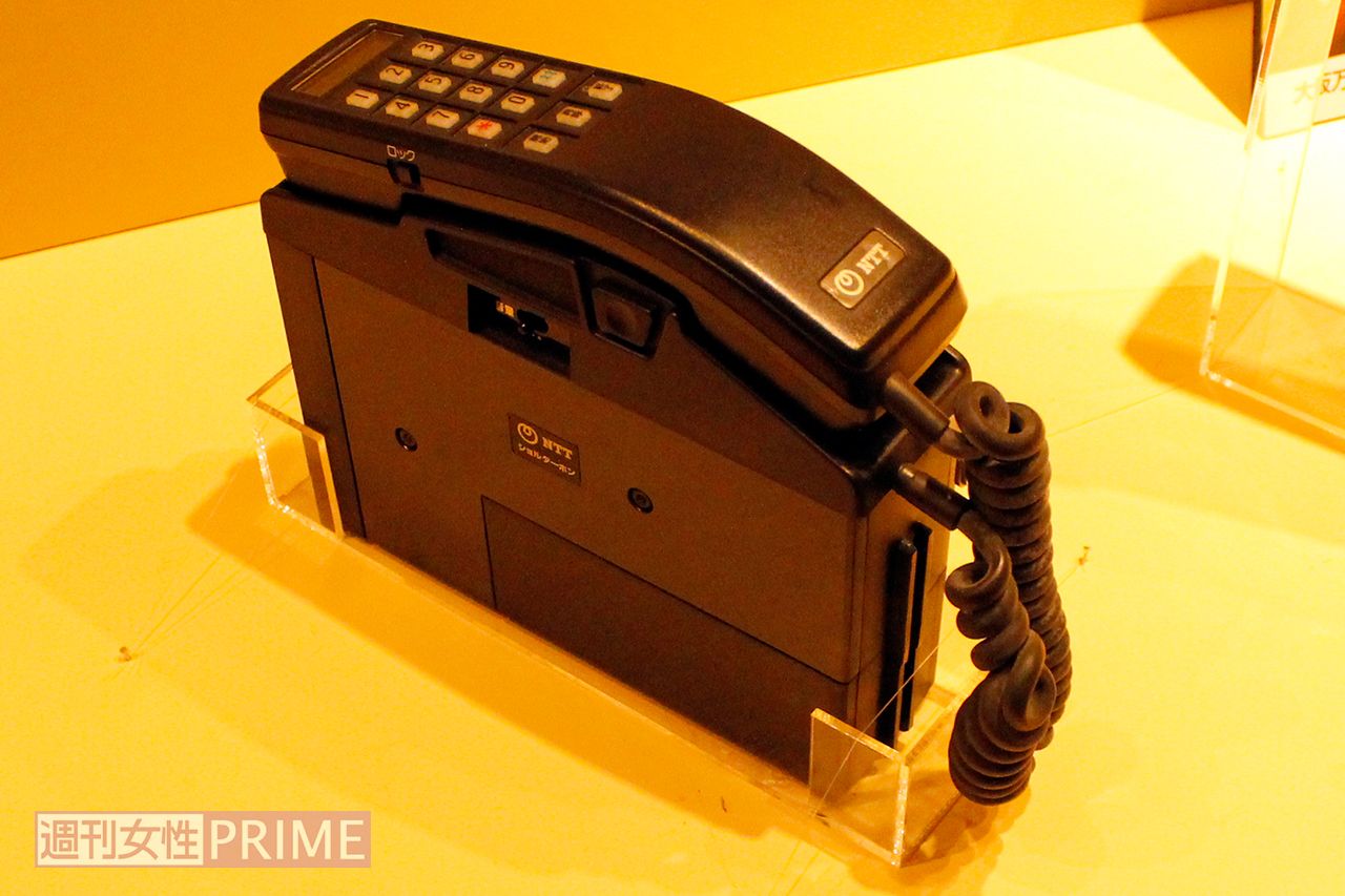 もとは自動車電話から発展した『ショルダーホン』。バブル芸人・平野ノラの「しもしも～」で再注目!