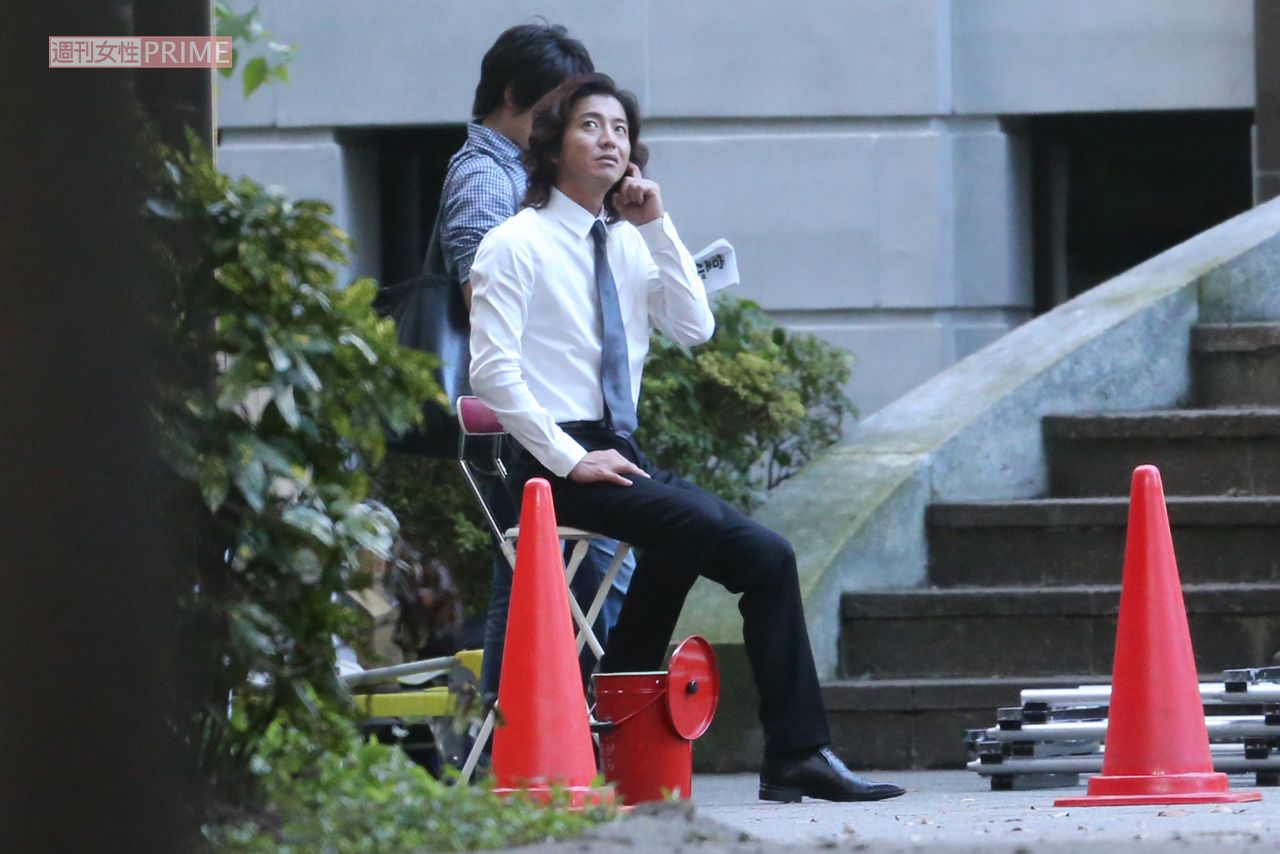 TBSドラマ『安堂ロイド』撮影で休憩中の木村拓哉（2013年）