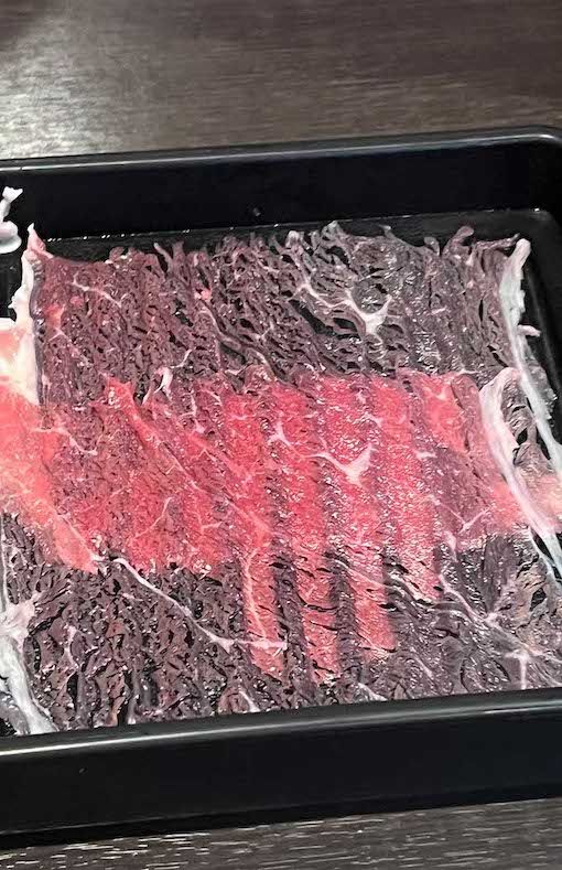 薄すぎるとして拡散され、“ステルス肉”や“スケル豚（トン）”と話題になった『しゃぶ葉』の提供メニュー（Xより）