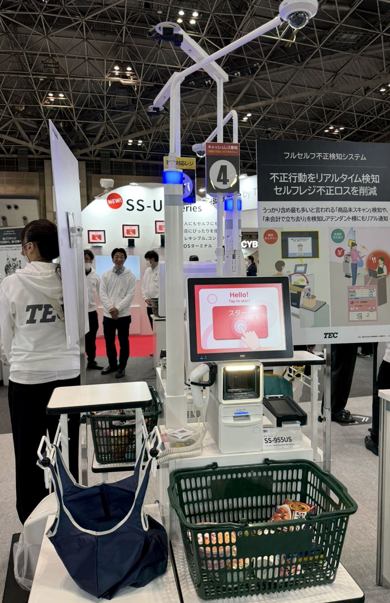 「リテールテックJAPAN」で、東芝TECが参考出品したセルフレジのスキャン漏れ検知システムは見事に“重ね打ち”を封じた。レジ上部のカメラで商品の移動を捉える不正検知システム