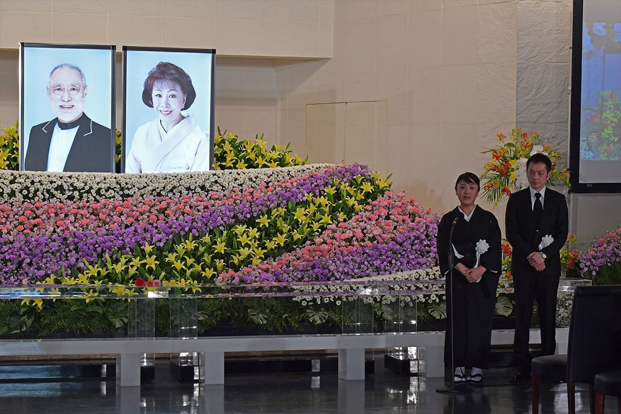 色とりどりの花に囲まれた遺影と、喪主を務めた真由子と夫で俳優の友山裕之助