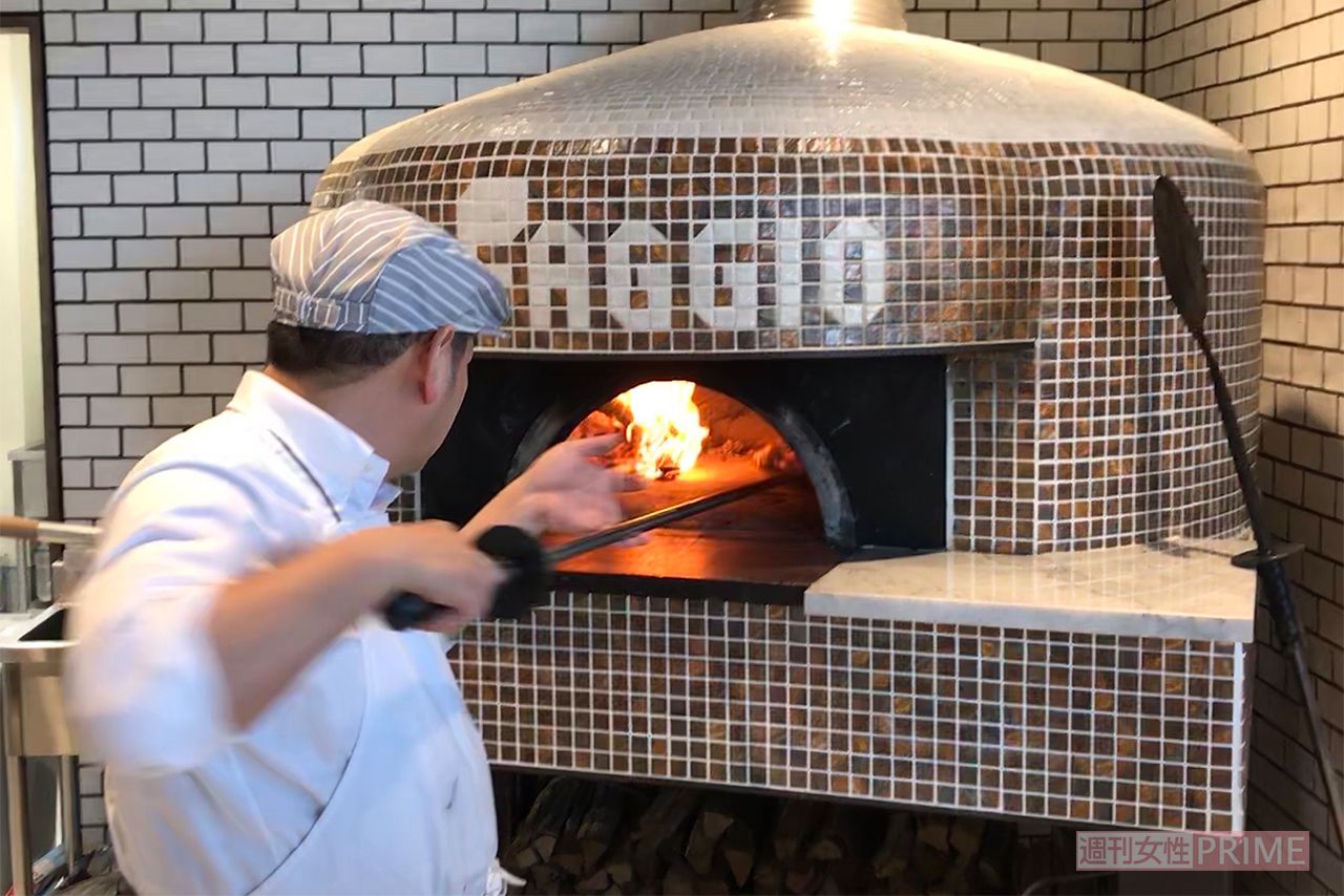 【カゴメ野菜生活ファーム富士見】レストランの看板メニューは、こだわりの薪窯で焼いたナポリピッツァ。『ピッツア マルゲリータ』が人気