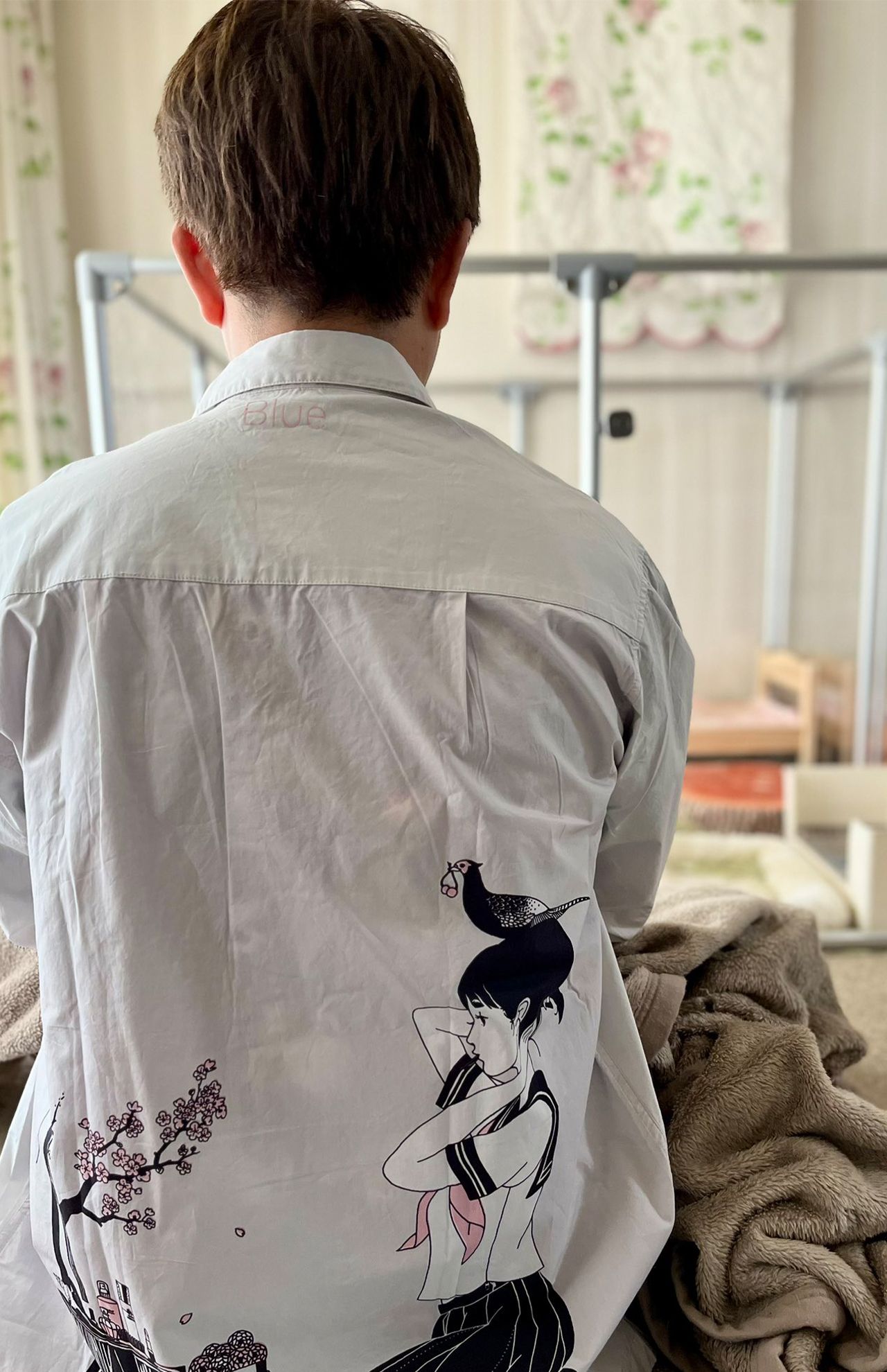 羽生九段の私服。イラストレーター・中村佑介氏のイラスト入り (羽生善治公式Xより)