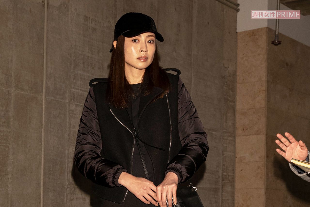 直撃取材に応える片瀬那奈（2019年12月）