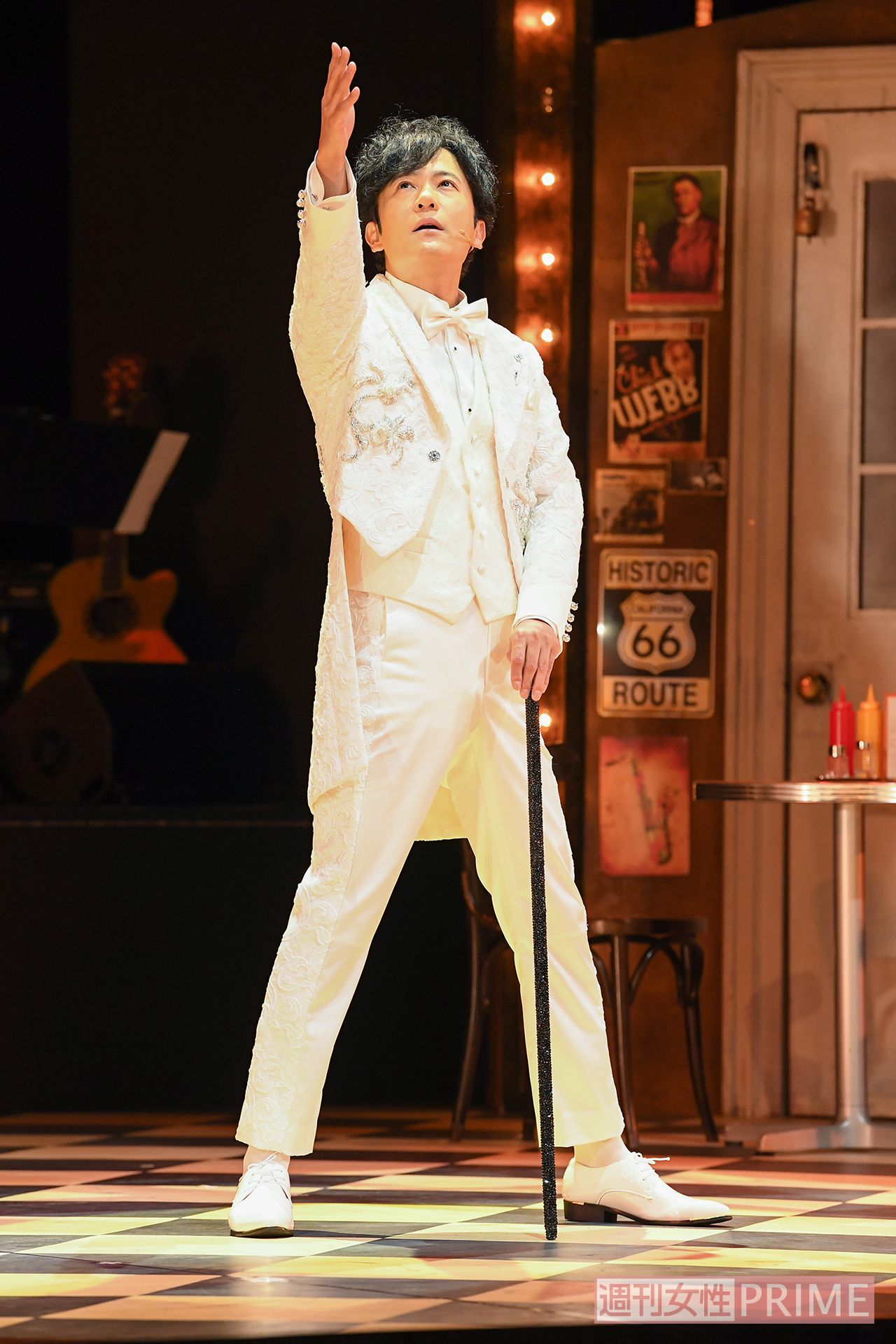 稲垣主演の舞台『君の輝く夜に ～FREE TIME,SHOW TIME～』でのひと幕。今年は3人ともそれぞれ舞台出演を果たした