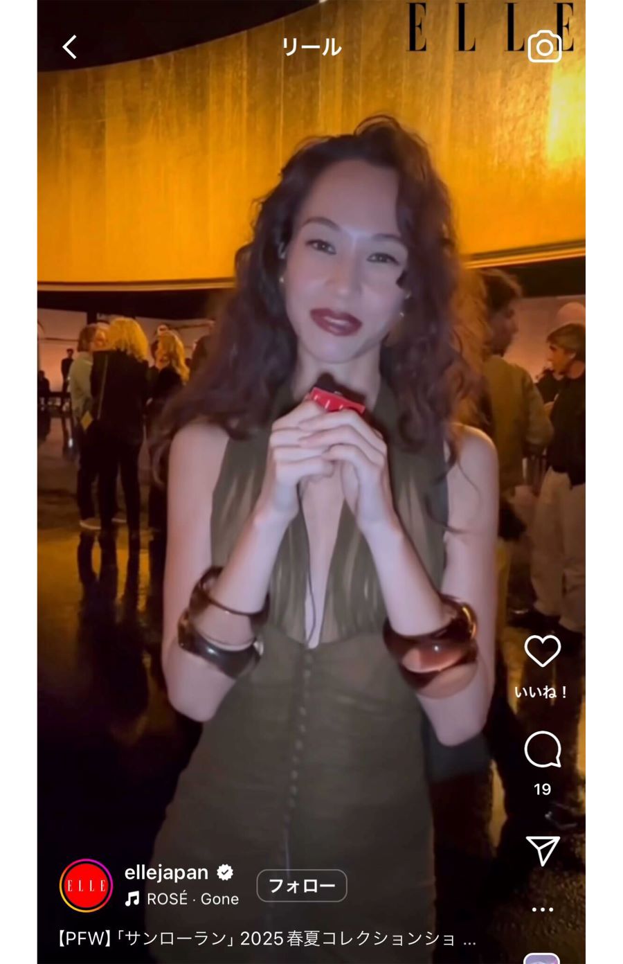 丸見えドレスでインタビューを受ける水原希子（『ELLE Japan』のインスタグラムより）