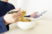 《店主に「死ね！」、盗撮、苦情の鬼電…》「値上げでアホな客は減りました」ラーメン店での迷惑行為の対策…