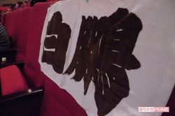 令和2年大相撲7月場所。隣の人と3席空けて座るため、隣の席に応援の手ぬぐいを（筆者撮影）