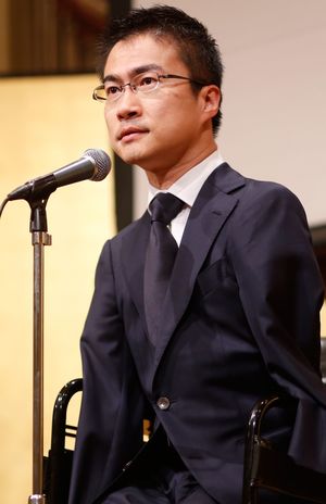 不倫発覚後、誕生日会で来場者に話をする乙武氏（オフィシャル写真）