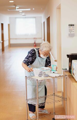 「いちしの里」で働く。現在でも週2日、半日ほど勤務している。きぬさんが元気にスタスタと歩く姿は施設を利用する入居者に希望を与える