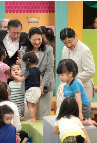 '13年9月　福島県を訪れた皇太子ご夫妻。視察先の屋内遊戯施設では、子どもたちと談笑。エアマットで跳びはねる親子と一緒に遊ばれる場面も