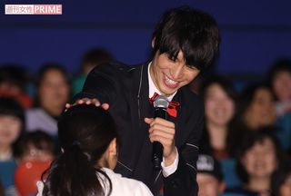 一般女性のアタマをポンポンする福士蒼汰