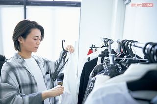 衣装を確認し、総スパンコールの濃紺スーツなど3ポーズをセレクト　撮影／廣瀬靖士