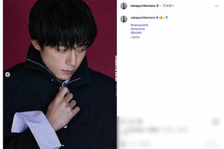 坂口健太郎も着用している『プラダ』の新作シャツ。よく見ると袖口にはしっかりと“汚れ”のデザインが(坂口のインスタグラムより)