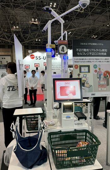 「リテールテックJAPAN」で、東芝TECが参考出品したセルフレジのスキャン漏れ検知システムは見事に“重ね打ち”を封じた。レジ上部のカメラで商品の移動を捉える不正検知システム