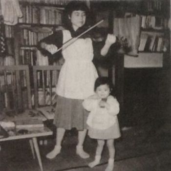 夫の蔵書に囲まれて好きなバイオリンを弾く時間が癒しだった