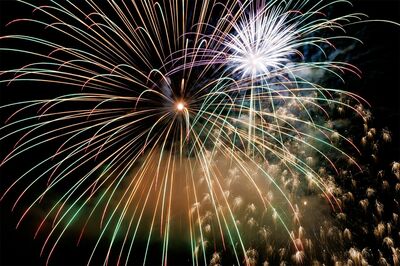 学校の運動場ほどの広さがあれば、打ち上げ花火は十分実施できるという（画像はイメージです）