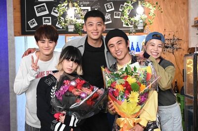 平手と中尾明慶の誕生日には『居酒屋みやべ』メンバーでお祝いしたという（公式ツイッターより）