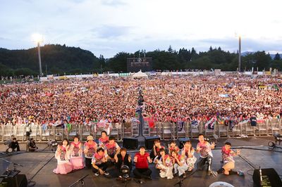 『秋田CARAVANMUSICFES2018』阿佐谷姉妹や小島よしおなどの歌のうまいお笑い芸人も参加。この年のサプライズゲスト元乃木坂46の生駒里奈と高橋で『福笑い』を弾き語り