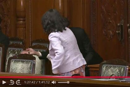 採決のために急いで自席に向かおうとする片山さつき財務大臣（参議院インターネット審議中継より）