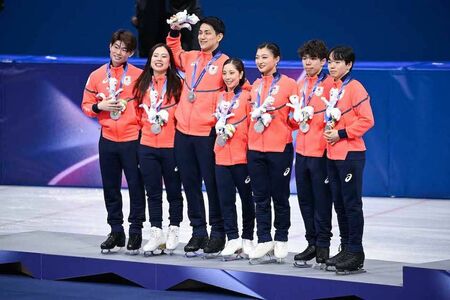 選手たちのスケート靴のブレード（刃）が損傷する事態が発生し、批判が殺到している表彰台（撮影／JMPA）