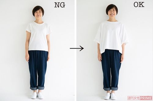 （左）ベーシックなコットンTシャツは肉感を拾い、二の腕やおなかが目立つので×　（右）身幅が広く、肩まわりのラインを隠すドロップショルダーが◎