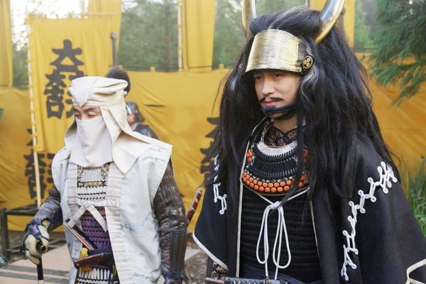 関ヶ原の合戦を前に、石田三成率いる西軍の陣で肩を並べた三成と大谷吉継。吉継の頭巾姿に注目！（NHK提供）