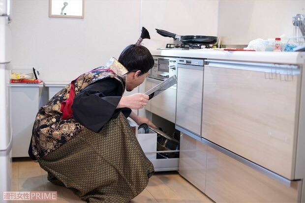 お片づけ中の殿。意外と繊細な手つきがきゅんです。それにしても袖とちょんまげが邪魔そう