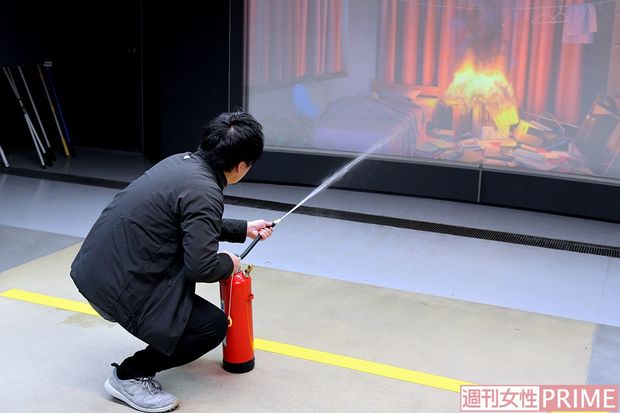 ゲーム感覚でトライできる消火活動。普段、触れることのない消火器の使い方を学べる　撮影／渡邉智裕