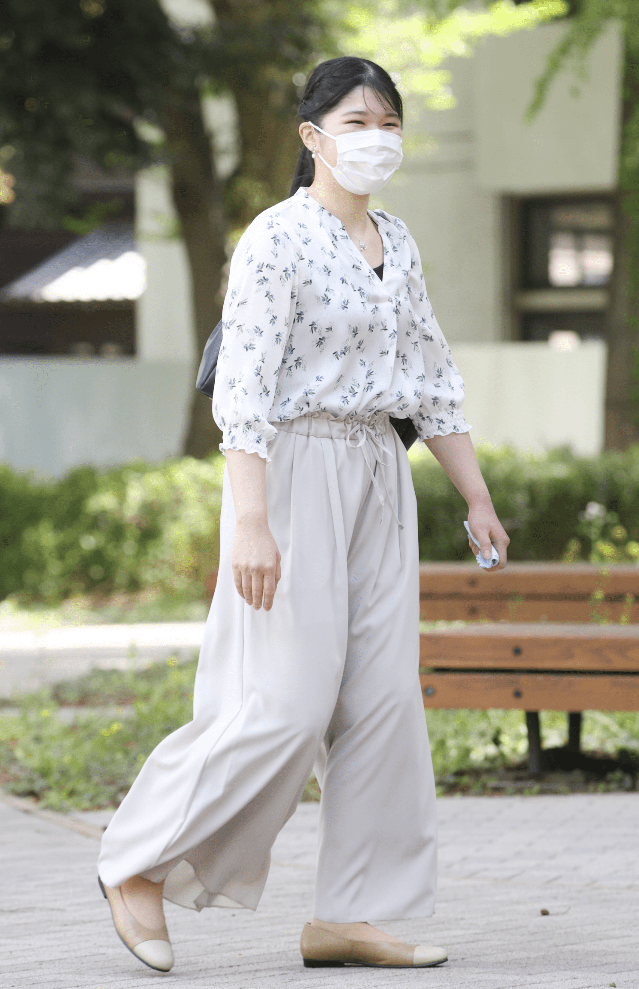 '23年4月　コロナ禍は、オンライン授業を受けられていた愛子さま。大学4年の春にキャンパスへ。「ソフト素材の揺れるワイドパンツとフラワープリントのブラウス。フェミニンなパンツカジュアルのお手本です!」（日置さん）