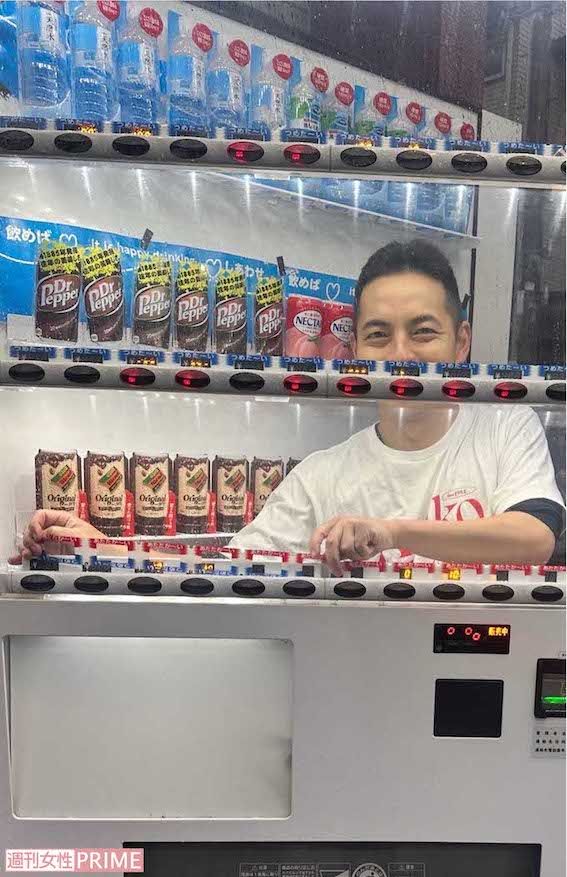 飲み物を温かいものに切り替える錦笑亭満堂。気候の変化でタイミングが難しいという