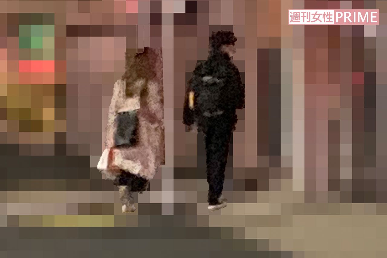 2023年1月中旬の深夜、まだ篠田と婚姻関係にあったT氏が泉里香に似た20代女性と親しい様子で連れ添ってマンションに消えていった