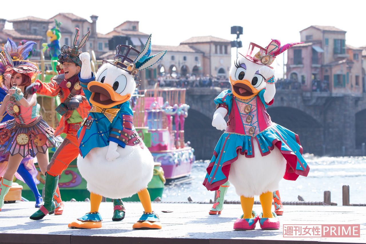 ミステリアスアイランドのファッションに身を包んだドナルドダックとデイジーダックはがんがん踊る！（東京ディズニーシー）　撮影／廣瀬靖士