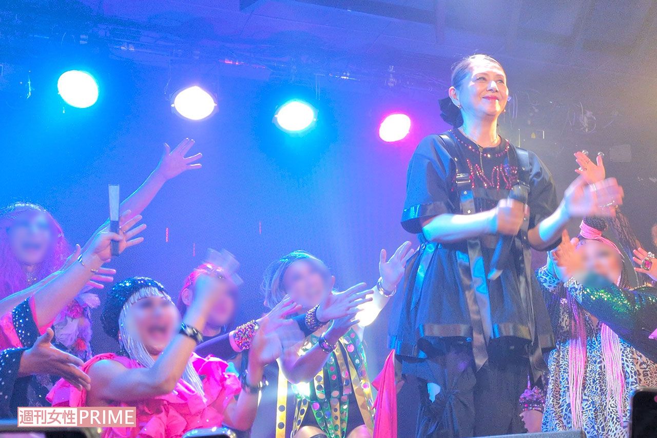 新宿二丁目のゲイクラブのイベントに出演した小泉今日子。『あなたに会えてよかった』では、終盤にドラァグクイーンが舞台にあがり会場を盛り上げた