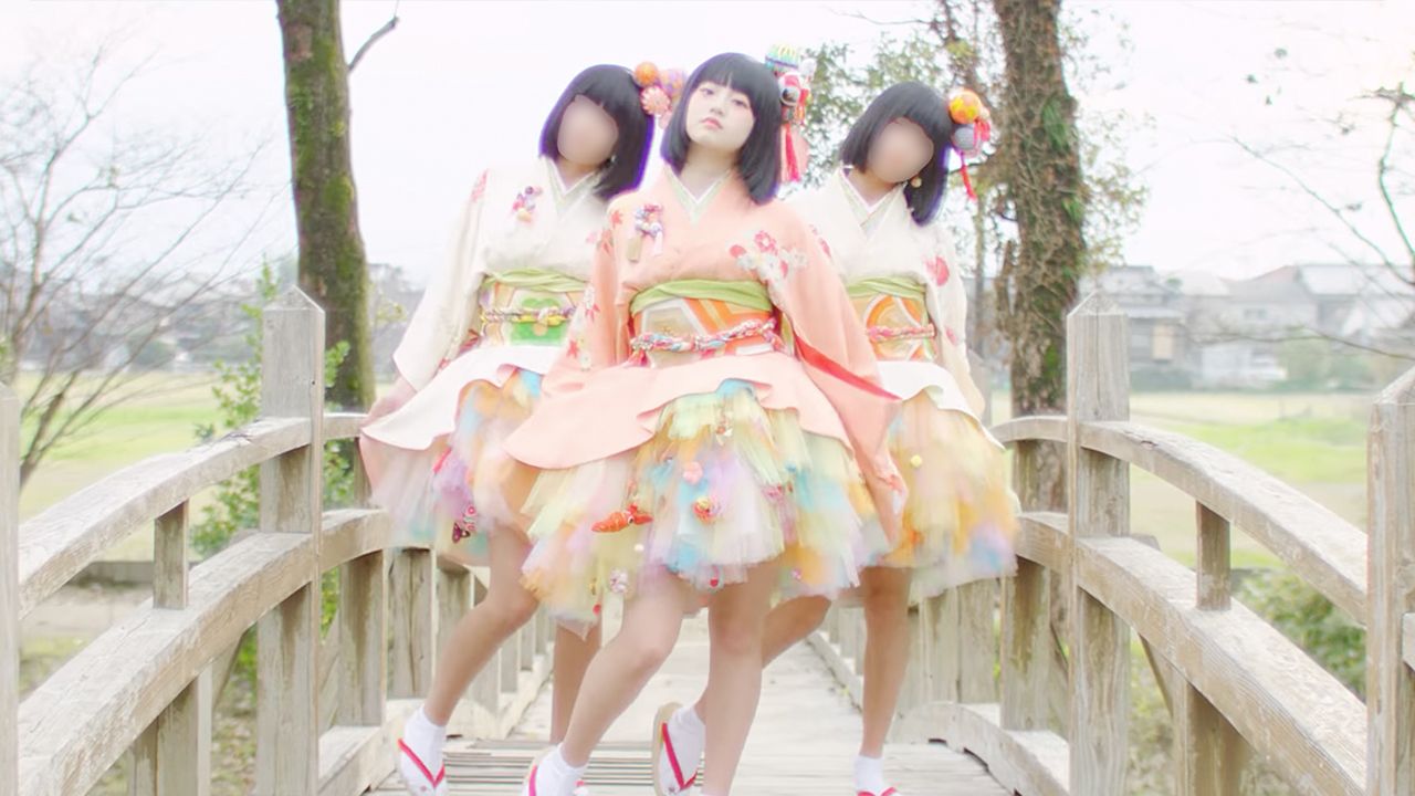 福岡のご当地アイドルだった時代の今田美桜（画像中央）。当時18歳だった（「SAGEMONGIRLSさげもんガールズ」YouTubeチャンネルより※画像は一部加工）