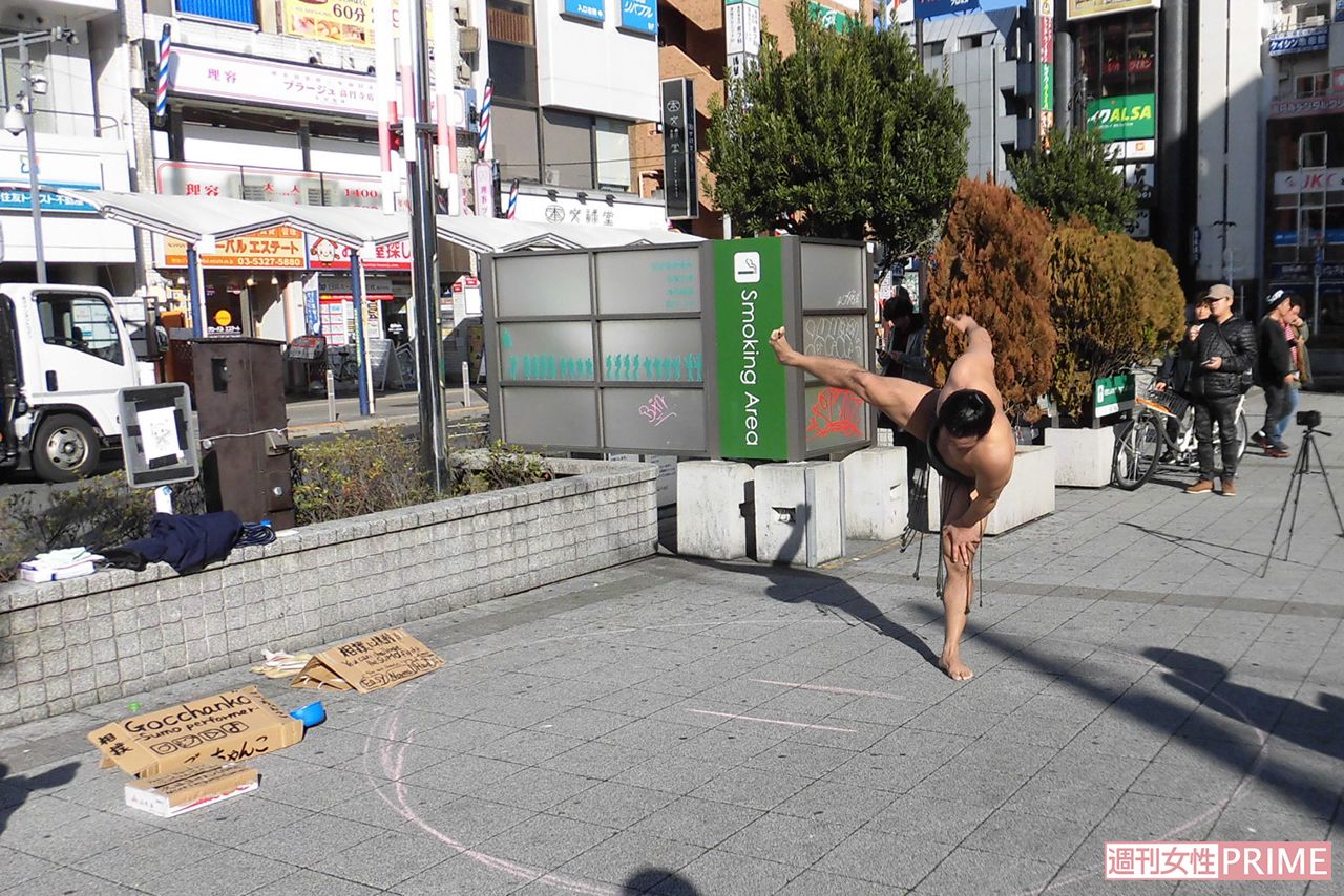 東京・高円寺の路上でパフォーマンスをする、ごっちゃんこさん