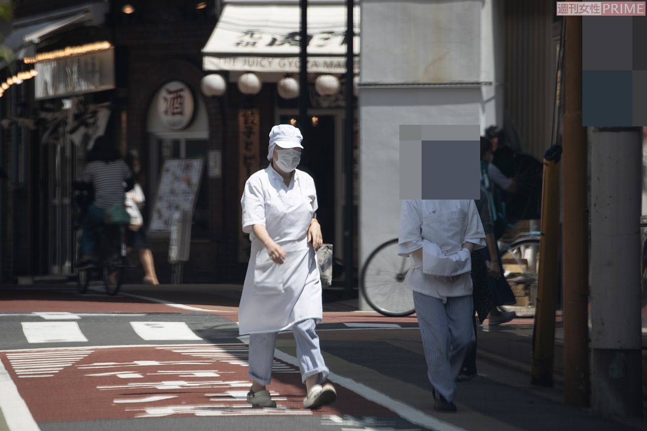 洋菓子店の事務所から作業着姿で現れた小室佳代さんは帽子を深くかぶっていた