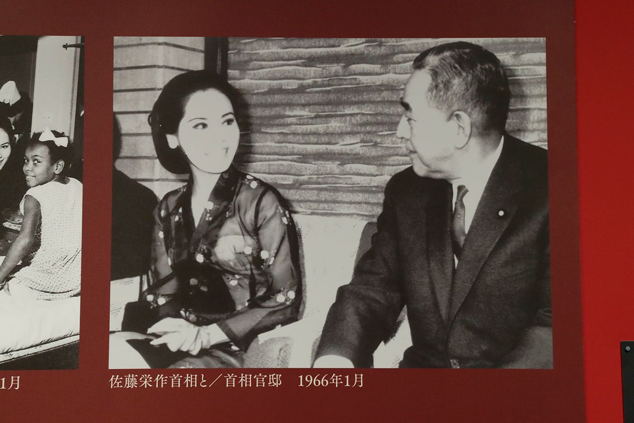 1966年1月に佐藤栄作首相と首相官邸にて。インドネシアの近代的な病院建設のため、スカルノ大統領夫人として日本を訪問。佐藤首相を説得し、資金援助を取り付けた（2020年傘寿記念「デヴィ・スカルノ展」より）