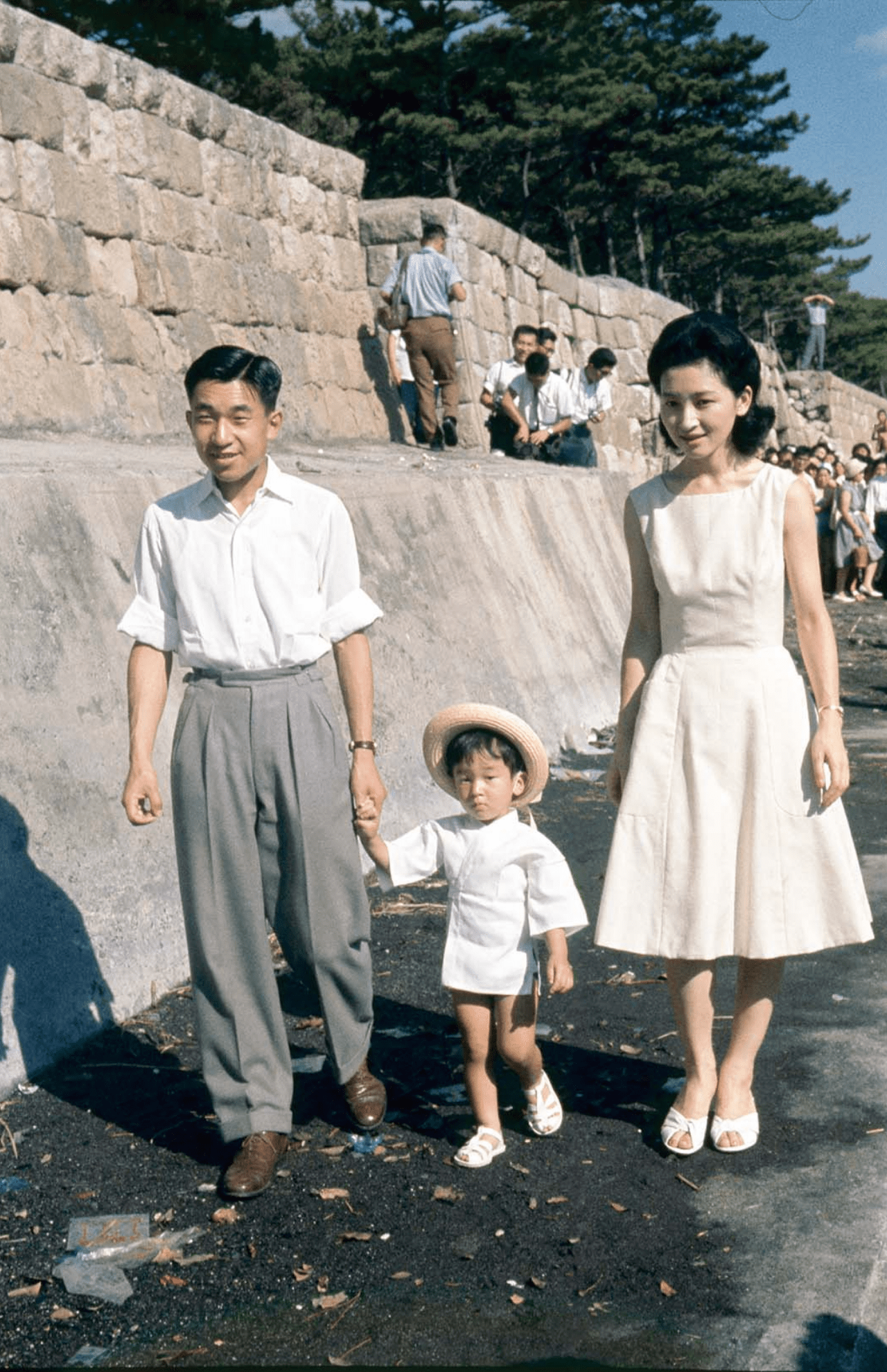 1960年代、'62年8月、美智子さま、浩宮さま（現・天皇陛下）とご一緒に沼津御用邸の浜辺を散策されて（撮影/JMPA）