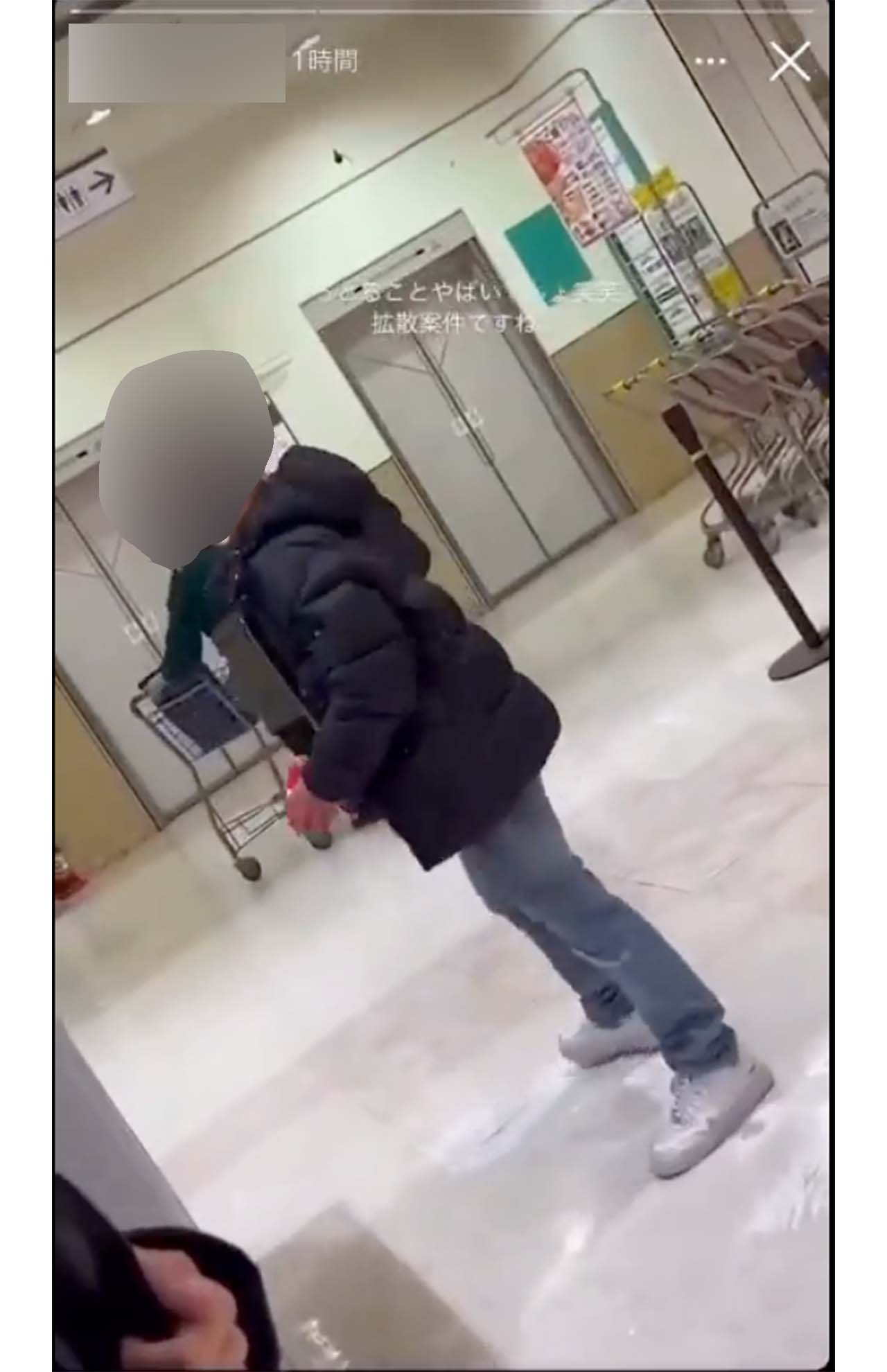 まず、撮影者に合図を送った少年（1/6）