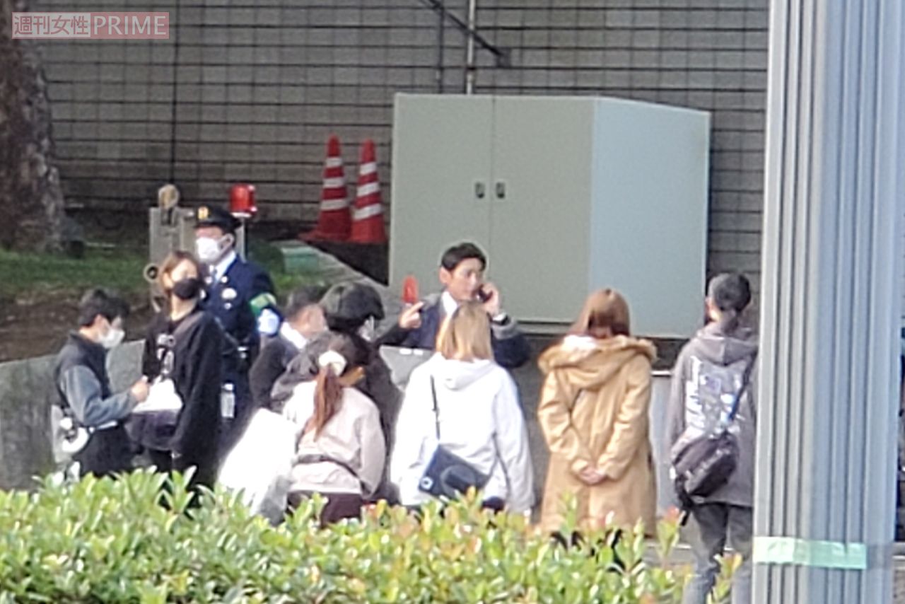 警視庁前でドラマの撮影中の小泉孝太郎（1/5）