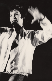 網タイツの似合う抜群のスタイル、歌って踊れる15歳に日本中が熱狂!