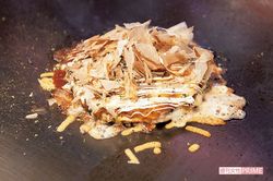 『豚玉チーズダブル』は1111円（大阪お好み焼き・鉄板焼き88有楽町本店）撮影／齋藤周造