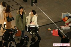 『きみが心に棲みついた』の撮影で、帰宅ラッシュのオフィス街に現れた吉岡里帆と桐谷健太