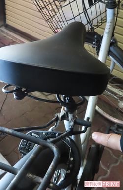 被害者が指し示すのは、盗難防止のためサドルをフレームにくくりつけた結束バンド。「もう、2度とやられないように」と